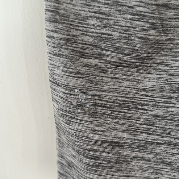 Men’s Lululemon Short Sleeve V Neck Size Small Grey - Picture 3 of 4